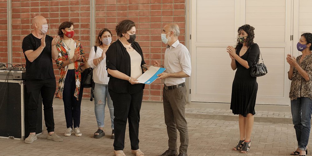 Eliminación de la Violencia contra la mujer: el Concejo Deliberante inauguró su banco rojo