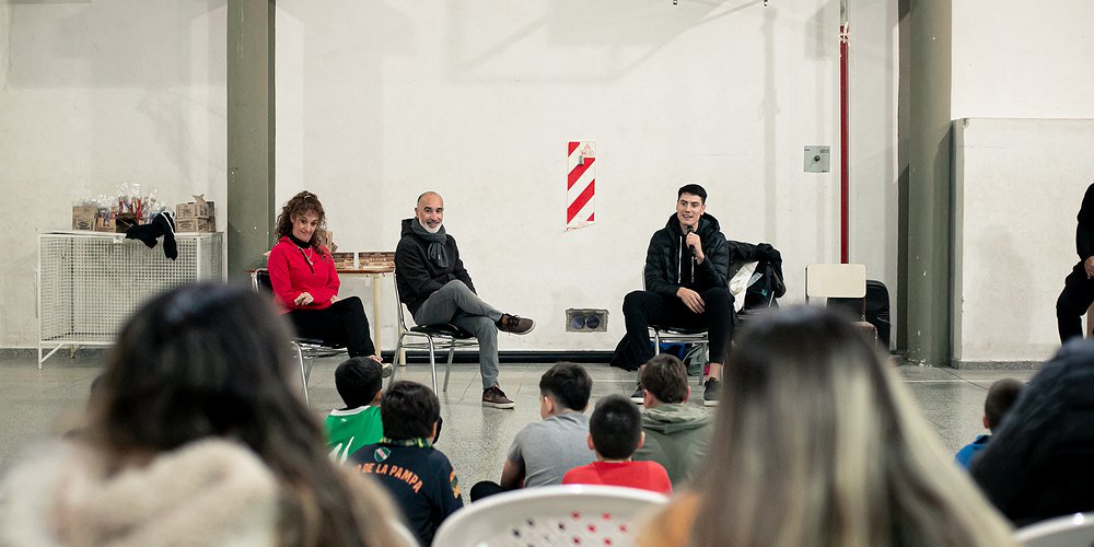 Leo Lema visitó una de las Escuelitas de Deportes de la ciudad