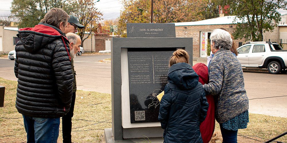 Se realizó la colocación de una placa homenaje con el poema “Lucio, el súper Héroe”